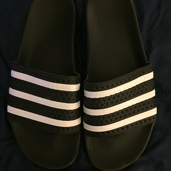 le adidas mens adilette diapositive poshmark le adidas mens adilette diapositive poshmark
